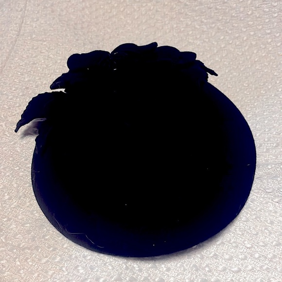 Vintage wool felt fascinator with monochromatic flower with leaves - Picture 3 of 9